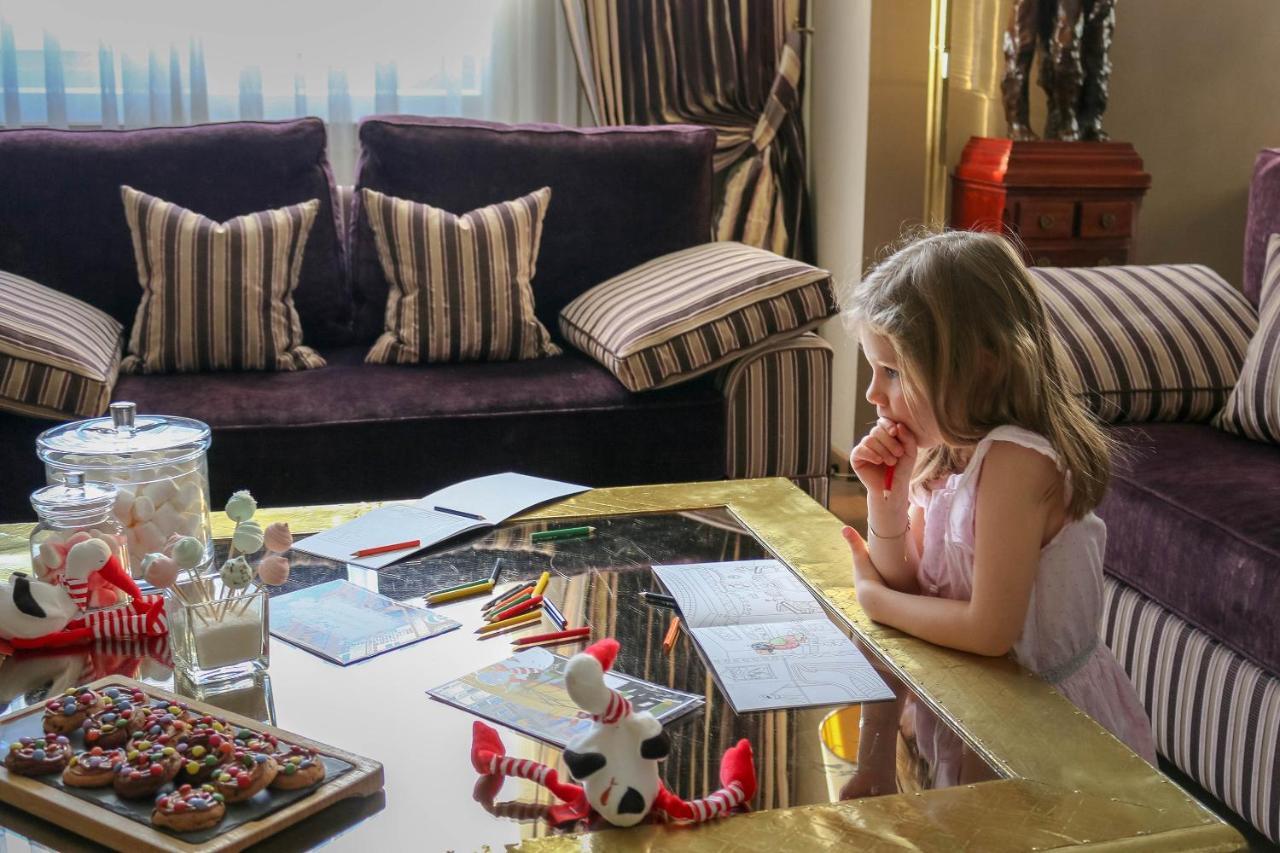 Hotel De La Cigogne Женева Экстерьер фото A child studying at home