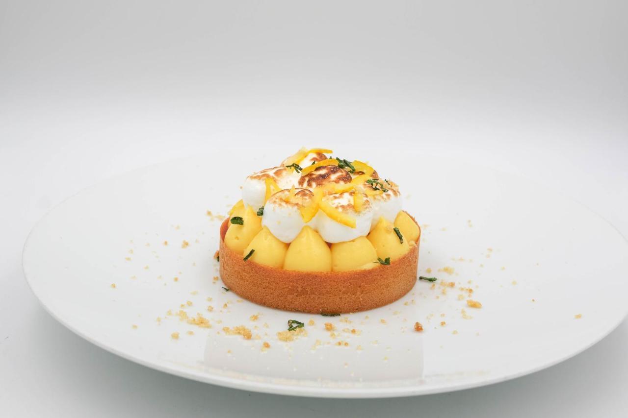 Hotel De La Cigogne Женева Экстерьер фото A lemon tart