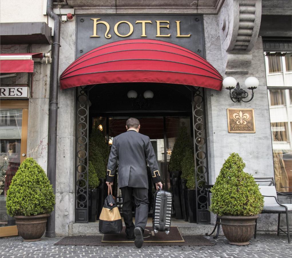 Hotel De La Cigogne Женева Экстерьер фото A bellboy at a hotel in Paris