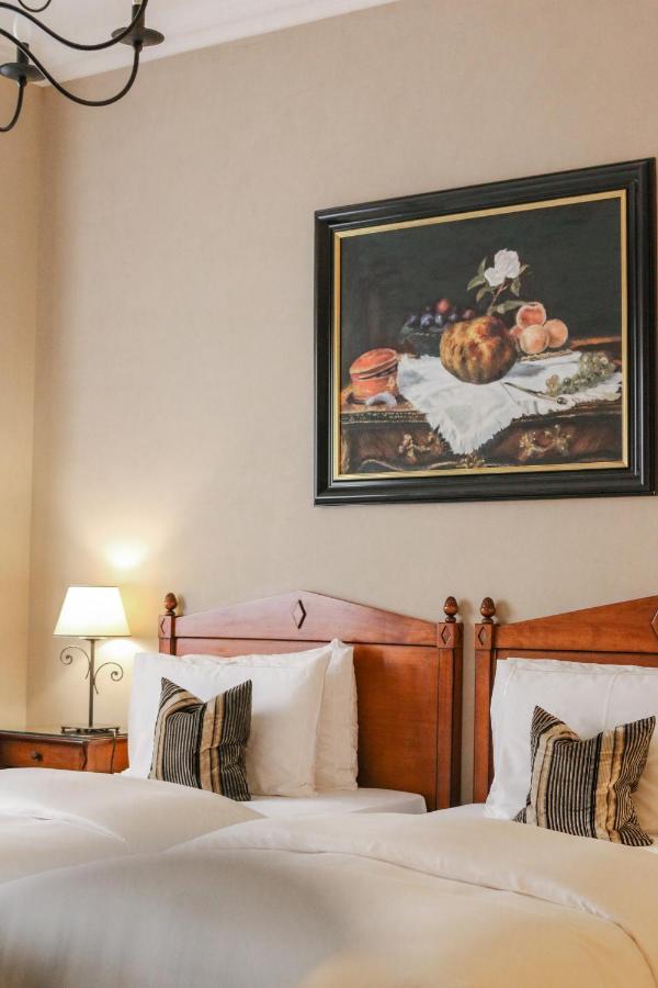 Hotel De La Cigogne Женева Экстерьер фото A room at the hotel