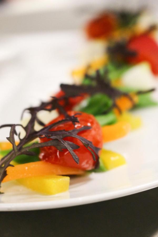 Hotel De La Cigogne Женева Экстерьер фото A salad with edible seaweed