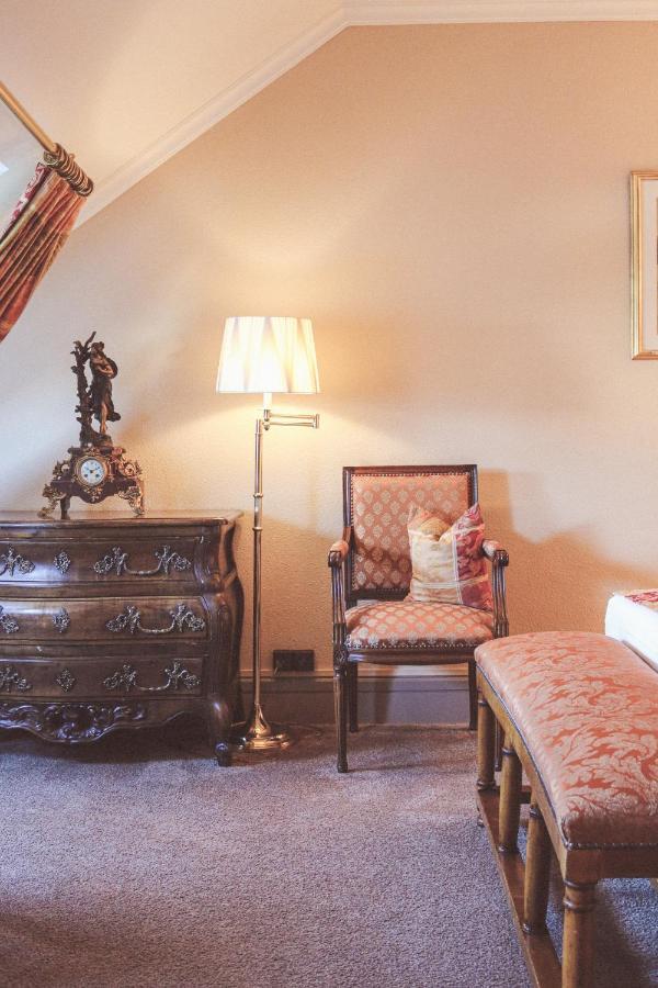 Hotel De La Cigogne Женева Экстерьер фото A floor lamp