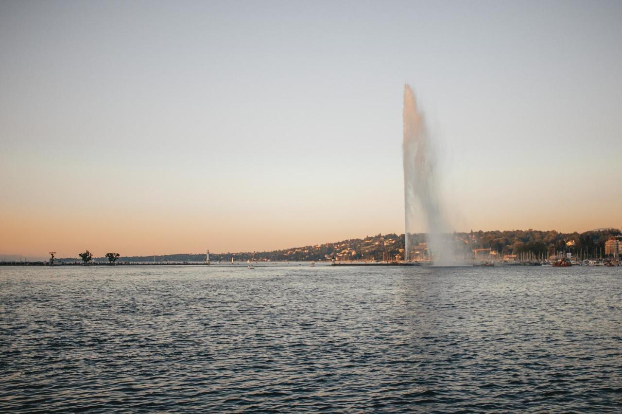 Hotel De La Cigogne Женева Экстерьер фото The fountain at sunset