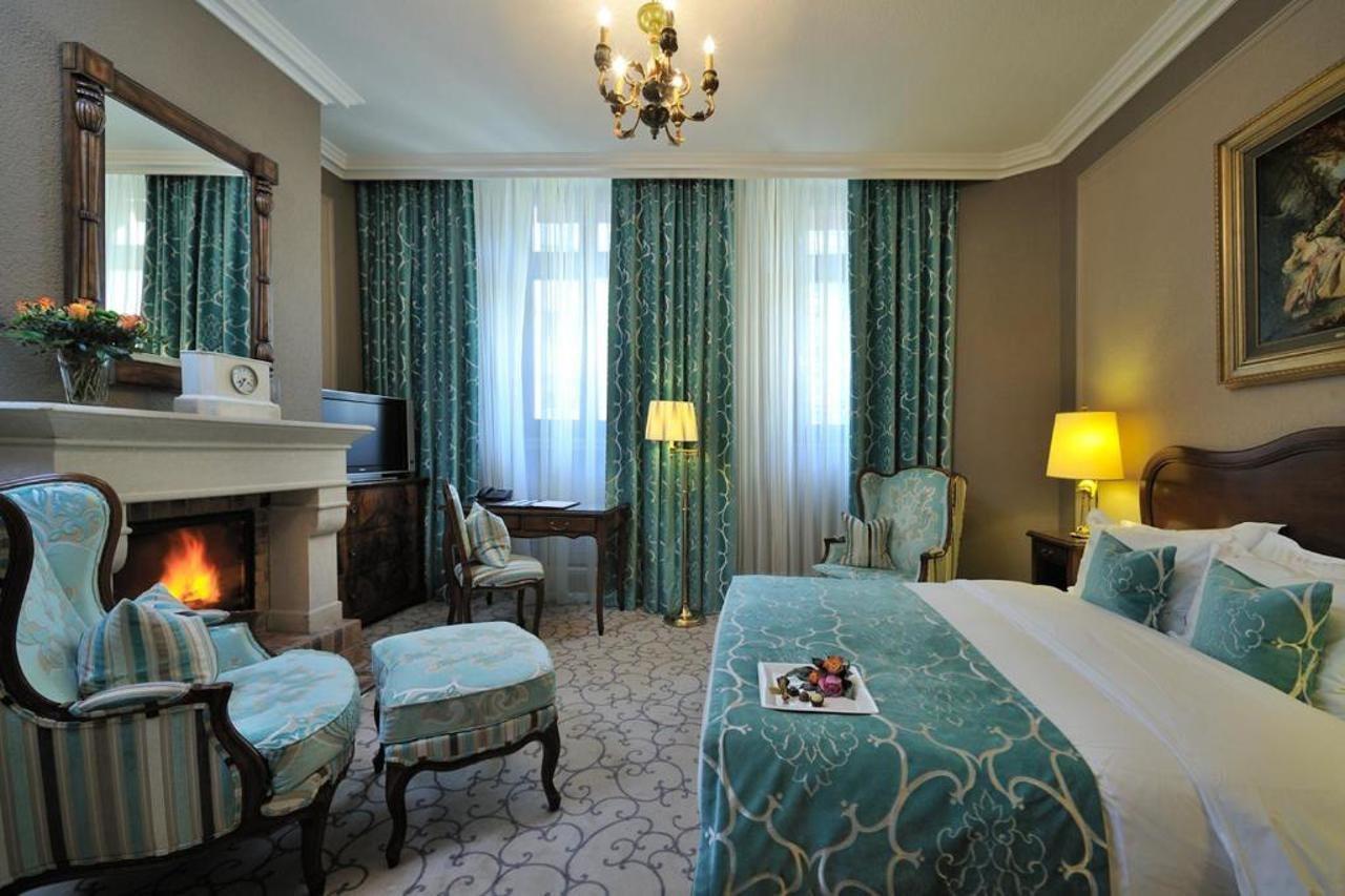 Hotel De La Cigogne Женева Экстерьер фото A room at the hotel