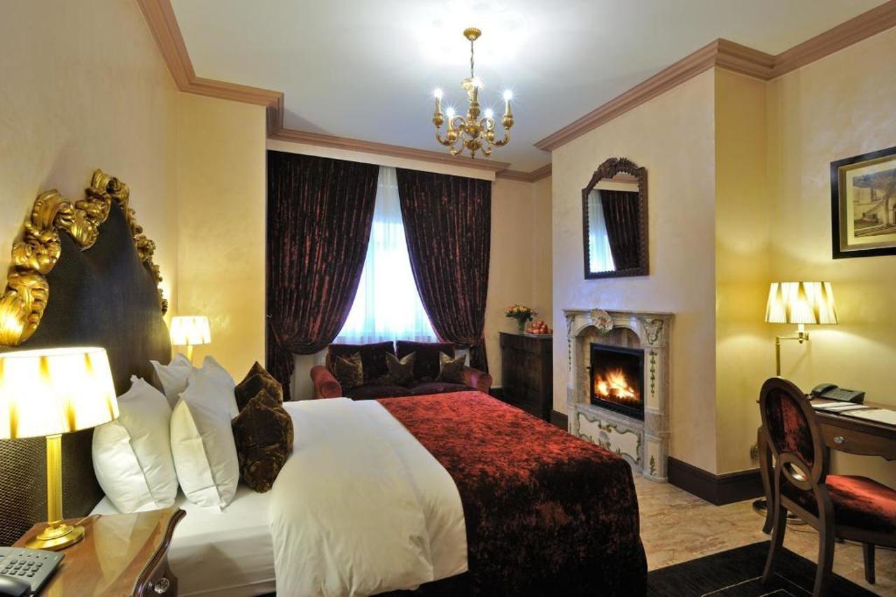 Hotel De La Cigogne Женева Экстерьер фото A room at the hotel