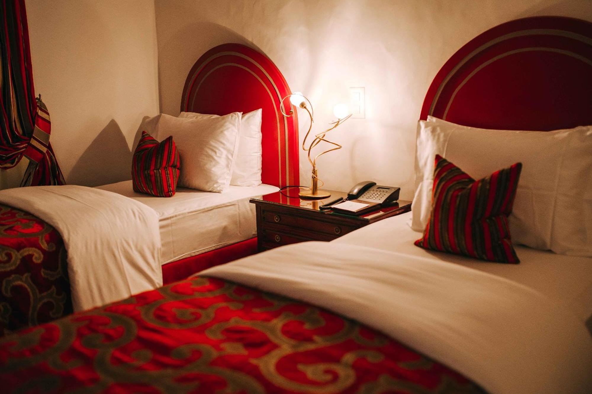 Hotel De La Cigogne Женева Номер фото A room at the hotel