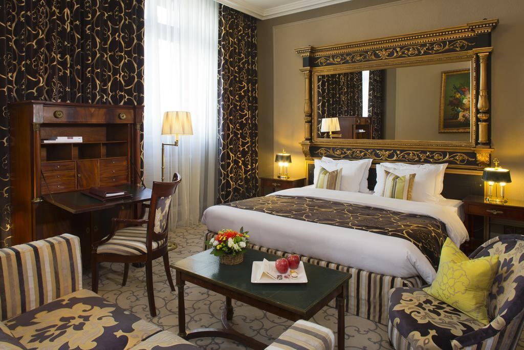 Hotel De La Cigogne Женева Экстерьер фото A room at the hotel