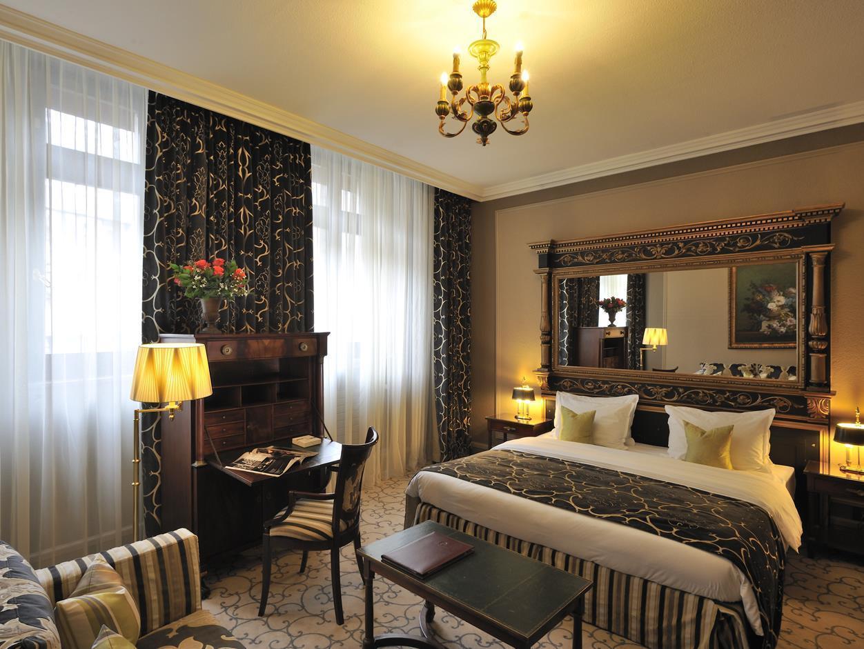 Hotel De La Cigogne Женева Экстерьер фото A room at the hotel