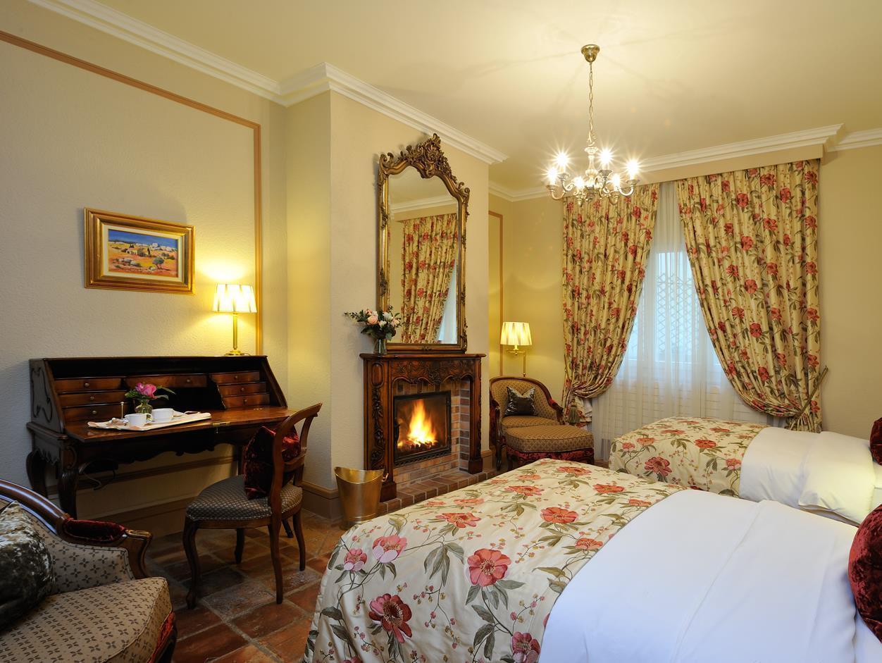 Hotel De La Cigogne Женева Экстерьер фото A room at the hotel