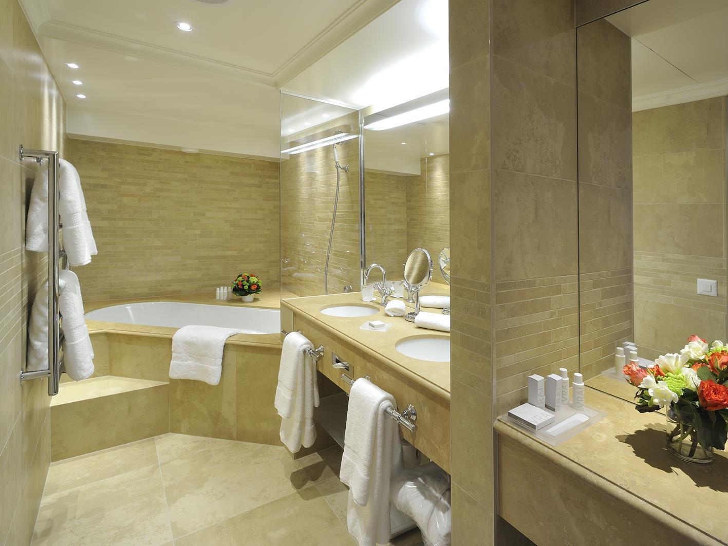Hotel De La Cigogne Женева Экстерьер фото Bathroom