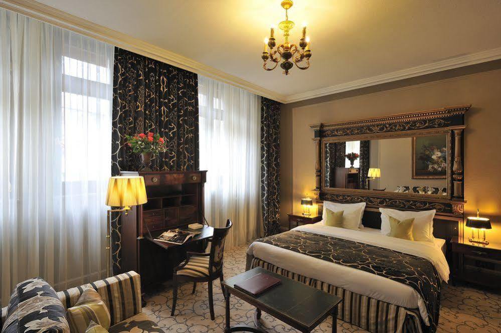 Hotel De La Cigogne Женева Экстерьер фото A room at the hotel