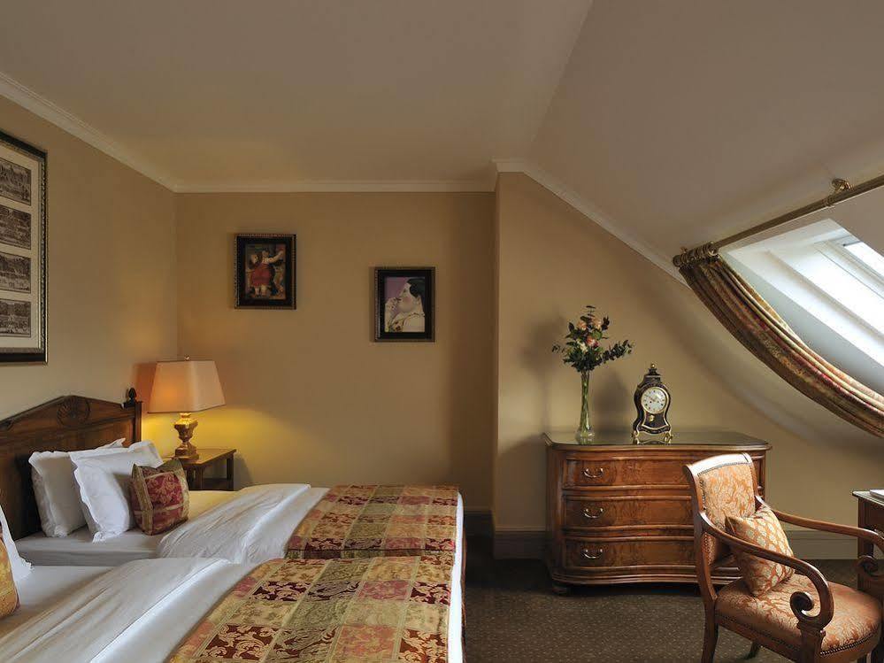 Hotel De La Cigogne Женева Экстерьер фото A room at the hotel