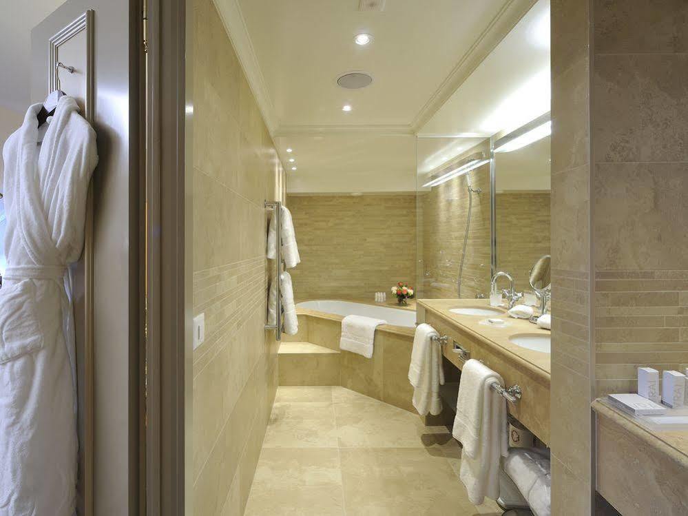 Hotel De La Cigogne Женева Экстерьер фото Bathroom