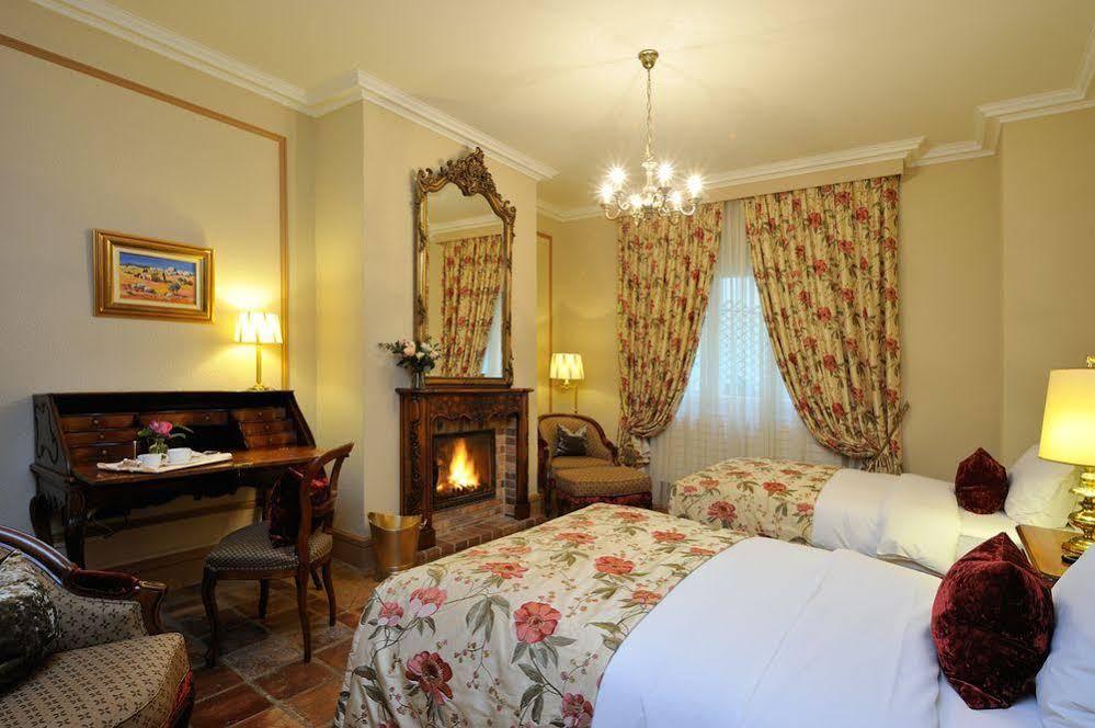 Hotel De La Cigogne Женева Экстерьер фото A room at the hotel