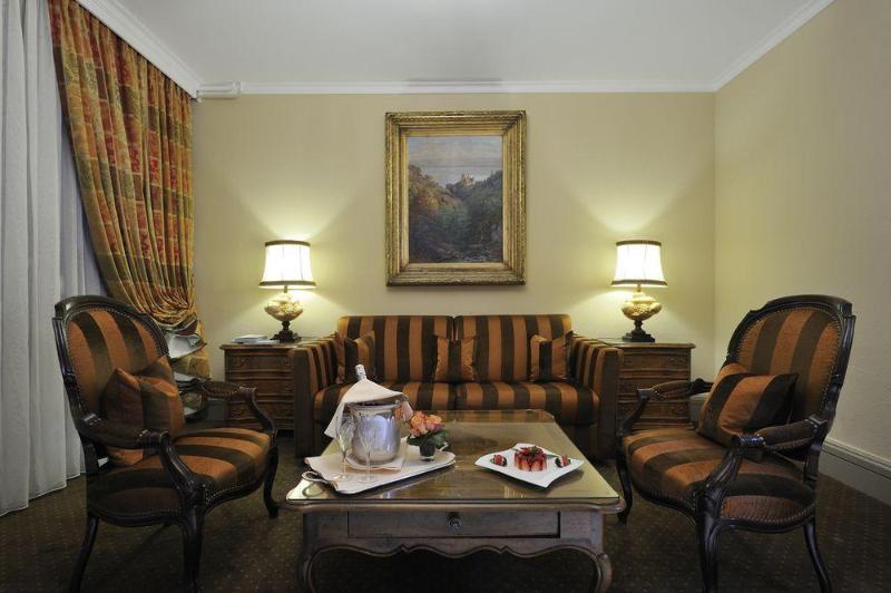 Hotel De La Cigogne Женева Экстерьер фото A living room at the hotel